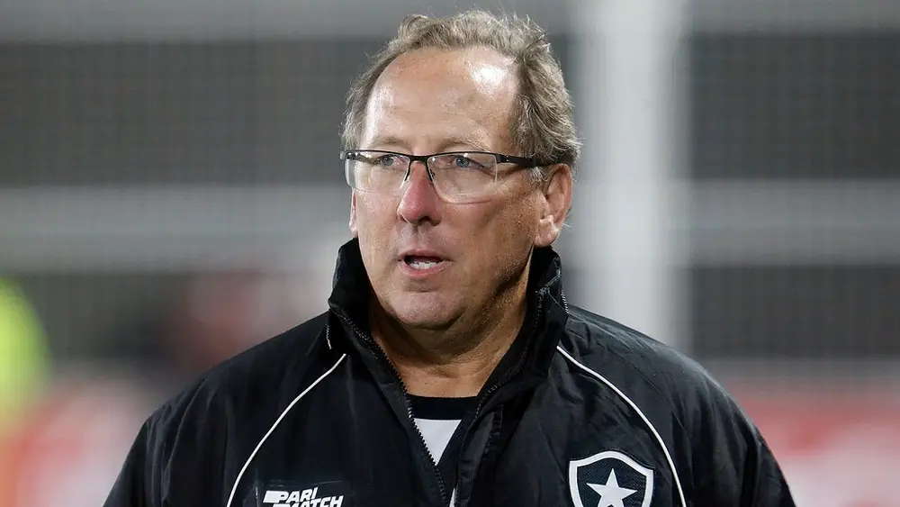 Contra Textor, jogadores e fase da equipe. Arredores do Nilton Santos amanhecem pixados e aumentam tensão no Botafogo. Leia!