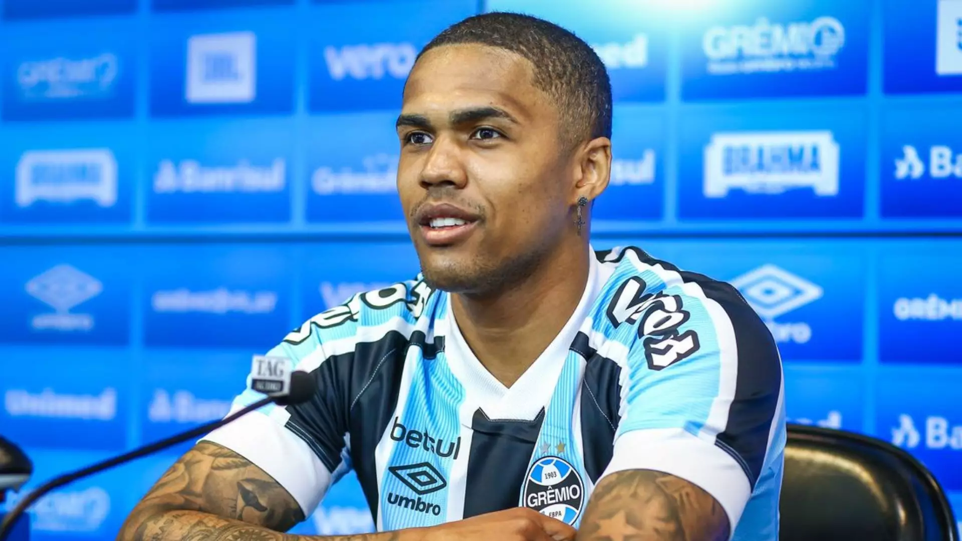 O raio vem aí! Douglas Costa é liberado e pode estrear pelo Grêmio!