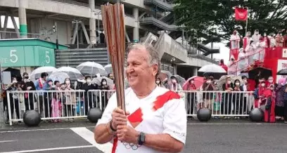 Zico carrega Tocha Olímpica no Japão e critica o Rio de Janeiro.