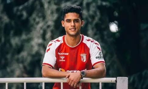 Lateral-direito brasileiro se declara a novo clube em Portugal.