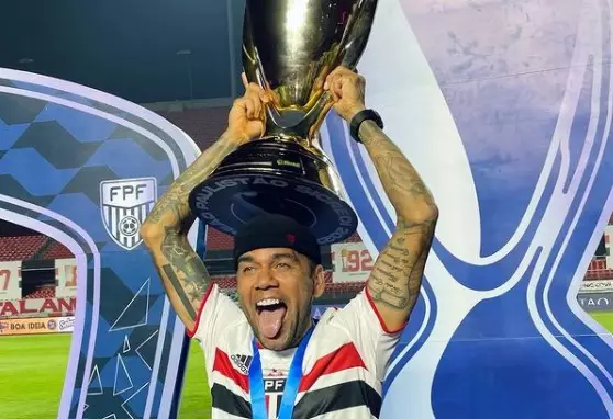 Daniel Alves está oficialmente livre no mercado. Veja seu provável destino!