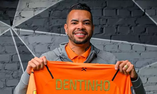 Dentinho, ex-Corinthians, está livre no mercado