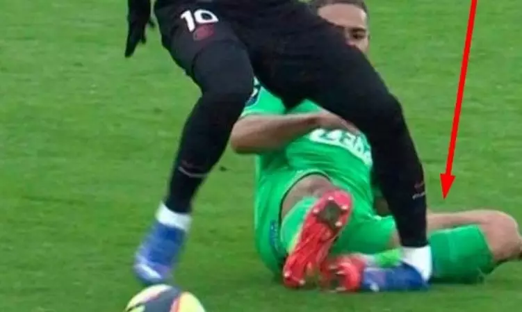 IMAGENS FORTES: Neymar torcendo o tornozelo