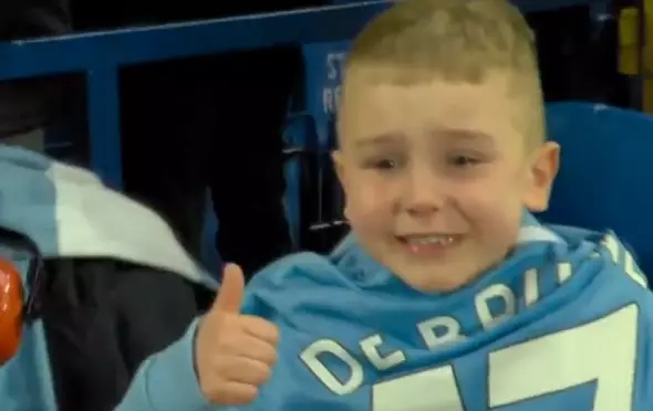 Criança cai no choro ao receber camisa de Kevin de Bruyne