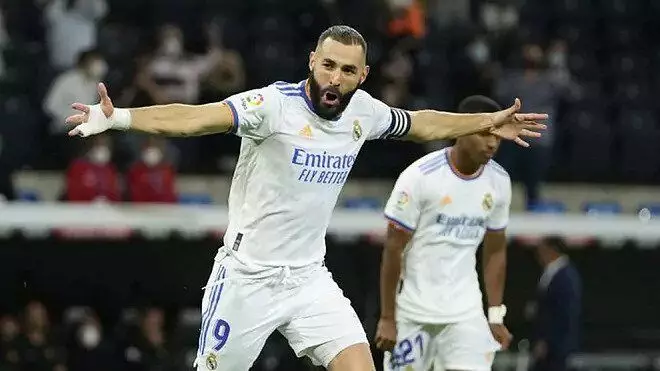 Jornalista ‘se rende’ à atuação de Benzema e diz que a Bola de Ouro ‘teria azar’ em não ser vencida pelo francês. Leia!