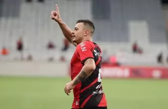 Hugo Moura desfalca Atlético-PR em confronto de rubro-negros pelo campeonato brasileiro