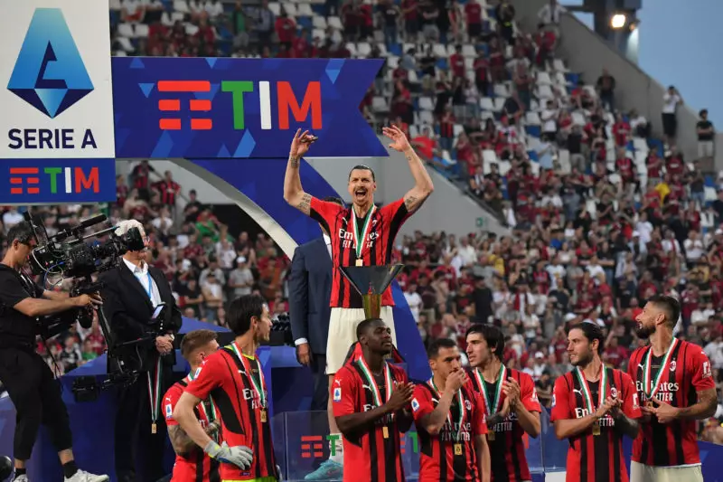 Ibrahimović volta a ‘causar’ em discurso após título italiano: “A Itália pertence ao Milan!”