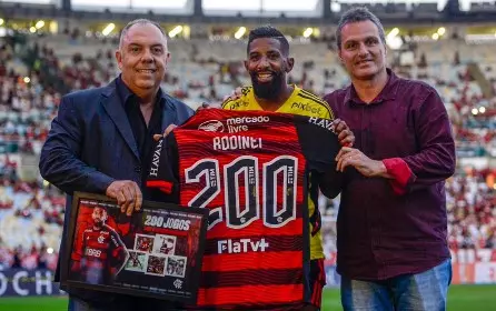 Flamengo mantém ideia de renovar com Rodinei após saída de Isla.