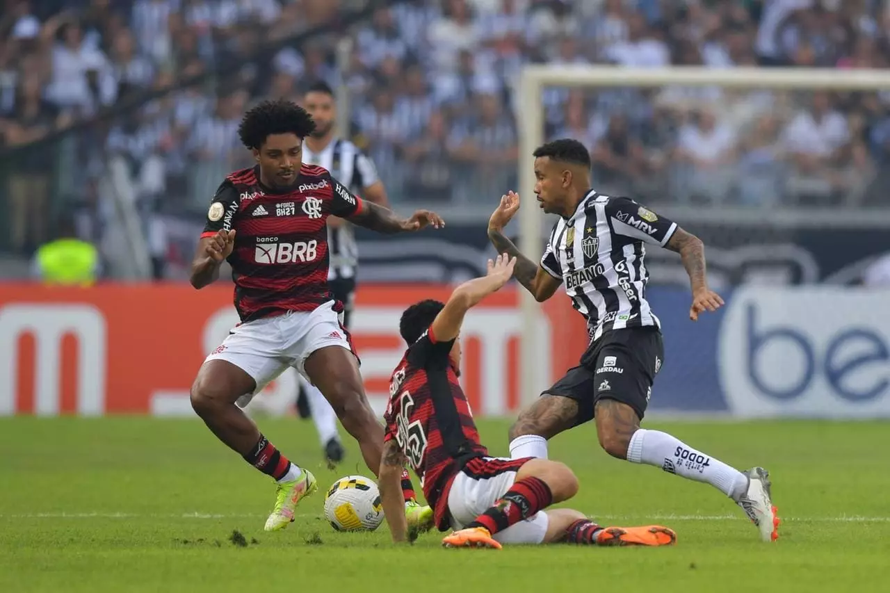 Problema para quarta. Meia do Atlético Mineiro sofre fratura na mão. Leia!
