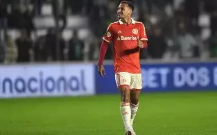 O meia do Internacional Alan Patrick sofre lesão muscular na coxa esquerda