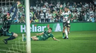 Coritiba marca com Alef Manga, vence e coloca o Cuiabá no Z-4