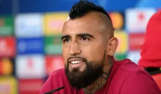 Arturo Vidal deve desembarcar no Rio de Janeiro nesta quarta-feira para se apresentar ao Flamengo.