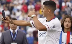 Suárez fecha com Nacional do Uruguai e veste a camisa no Gran Parque Central lotado