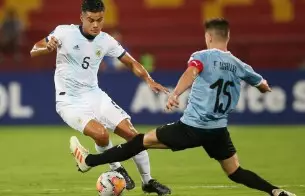 Conversas avançam, e Corinthians negocia valores com o volante Fausto Vera,