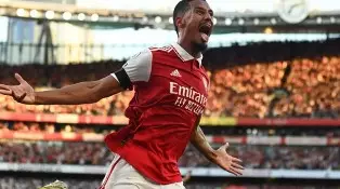 Arsenal vence Fulham de virada por 2 a 1 e se mantêm como líder isolado do Campeonato Inglês