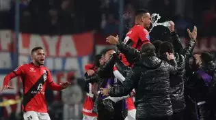 Atlético-GO vence o Nacional-URU  por 1 a 0 na estreia de Luis Suárez