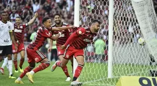 Flamengo goleia o Athletico-PR com cinco gols no segundo tempo