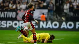 Flamengo vence Corinthians por 2 a 0 na Neo Química Arena pelo jogo de ida das quartas de final da Libertadores
