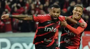 O Athletico-PR saiu na frente do Palmeiras na briga por uma vaga na final da Libertadores. Na noite desta terça-feira, na Arena da Baixada