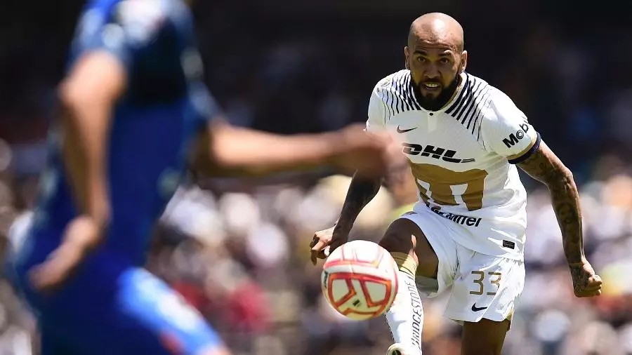 Em péssimo início, Dani Alves é criticado por imprensa mexicana: “Talvez tenha menosprezado ou subestimado”