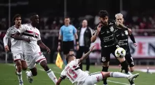 São Paulo e Corinthians empatam em 1 a 1 no Morumbi em clássico válido pela 26ª rodada do Brasileirão.