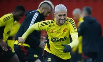 Arrascaeta se reapresentou ao Flamengo com uma queimadura na mão e está treinando de luva.