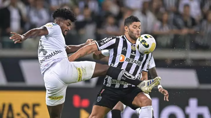 Quem espanta a má fase? Santos e Atlético Mineiro ESCALADOS para duelo na Vila. Confira!