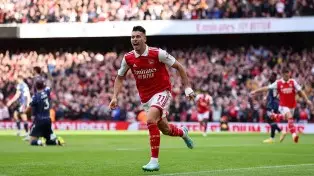 Arsenal goleia Nottingham Forest por 5 a 0 e é novamente lìder do Inglês