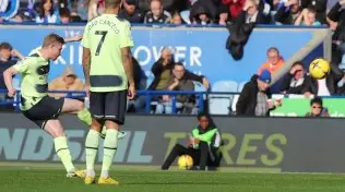 O Manchester City venceu o Leicester por 1 a 0 fora de casa com gol de, De Bruyne e é lider do Campeonato Inglês