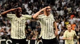 Corinthians vence Athletico-PR por 2 a 1 e dorme na vice-liderança do Campeonato Brasileiro da Série A