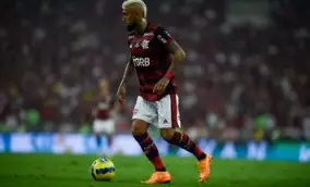 O volante Vidal deixa a Equipe do Flamengo preocupada com dores no tornozelo e pode descfalcar a o time na final da libertadores