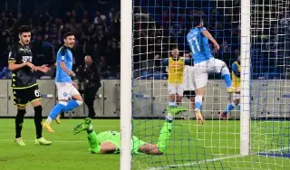 Napoli derrotou o Empoli por 2 a 0 e chega à décima vitória consecutiva