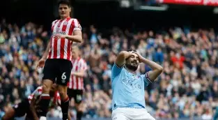 O Brentford venceu o Manchester City por 2 a 1 hoje no estádio Etihad pela  16ª rodada da Premier League