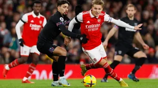 Arsenal vence o West Ham por 3 a 1 de virada na volta do Campeonato Inglês e vai virar o ano líder da competição