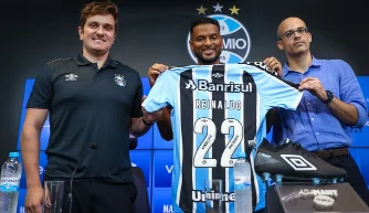 Reinaldo e apresentado no Grémio e confirmou que recebeu proposta do Fluminense, mas recusou