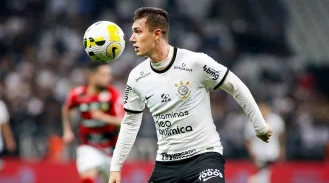 O Vasco negocia contratação do lateral-esquerdo Lucas Piton do Corinthians