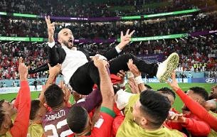 Recebendo Aplausos e emocionado, técnico do Marrocos fala sobre chegar à final da Copa do Mundo: “Não custa sonhar”