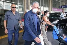 Tite é aplaudido por torcedores e se emociona ao desembarcar no Rio