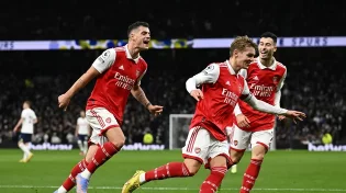 Arsenal vence o Tottenham por 2 a 0 e ampliou sua vantagem na liderança do Campeonato Inglês