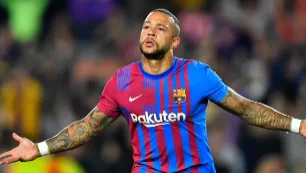 O atacante Memphis Depay, quer jogar no Atlético de Madrid, mas o Barça tem feito um pulso firme para liberar o jogador