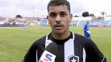 O Botafogo venceu São-Carlense por 3 a 1 e termina a fase de grupos da Copinha com 100% de aproveitamento