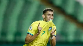 Brasil vence o Paraguai por 2 a 1 de virada e lidera o grupo A no Sul-Americano Sub-20