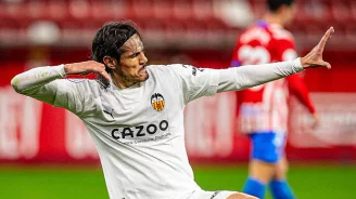 Valencia goleia Sporting Gijón por 4 a 0 com dois gols de Cavani, e vai às quartas da Copa do Rei