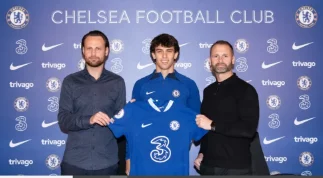 Agora é oficial: o atacante João Félix foi anunciado como novo jogador do Chelsea e posou com a camisa do clube inglês