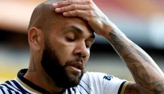 O Jogador Brasileiro e Lateral Daniel Alves foi  preso após ser detido, acusado de agressão sexual.