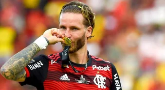 O Flamengo renovou contrato com Léo Pereira até o fim de 2027