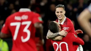 O Manchester United mata o jogo no final e aplica uma goleada de 3 a 0 sobre o Charlton para avançar na Copa da Liga Inglesa