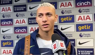 Richarlison pede desculpa por ignorar Gabriel Martinelli: