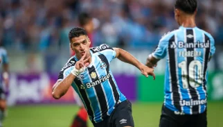 Grêmio encontra dificuldades com “antijogo” do Brasil, mas Suárez decide outra vez