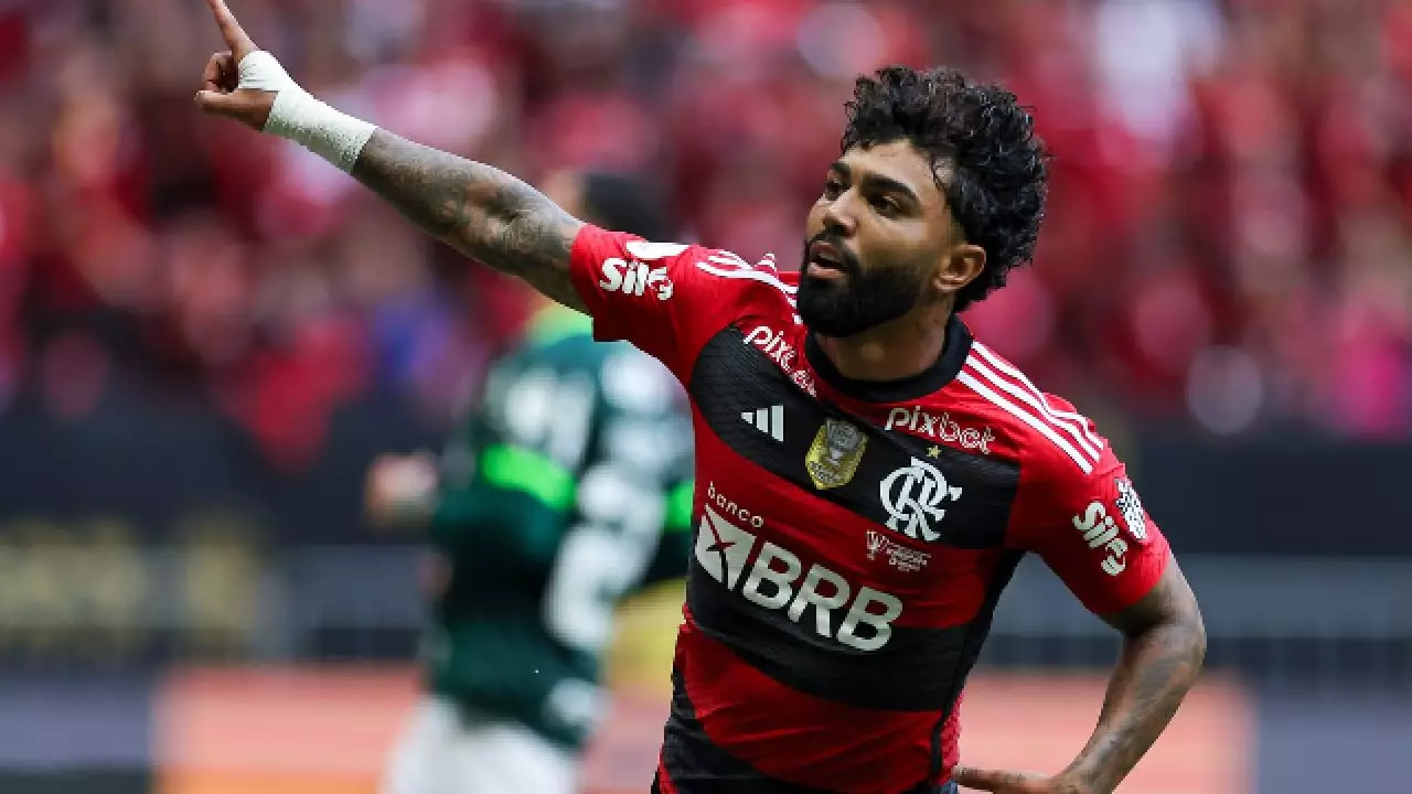 Camisa 10 em grupo seleto com Pelé, Messi e CR7! Gols contra o Palmeiras rendem marca histórica para a carreira de Gabigol. Leia!